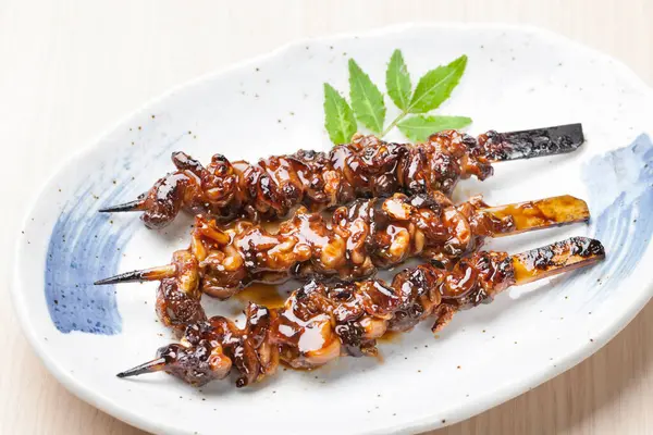 Soya soslu ızgara tavuk şişi. 