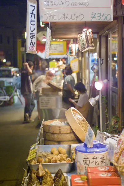 Japonya 'daki sokak pazarında tanımlanamayan insanlar
