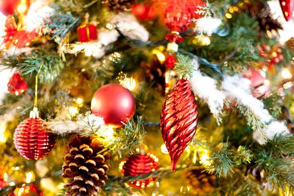 Bela Árvore Natal Festiva Decorada Com Bolas Natal — Fotografia de Stock
