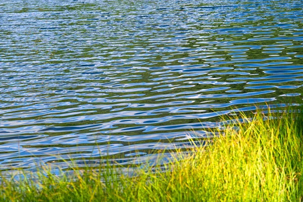 Mavi bir su yüzeyinin yansıması