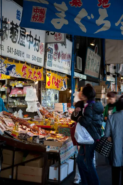 Modern şehir Japonya 'da sokak pazarından alışveriş yapan bir kalabalık. 