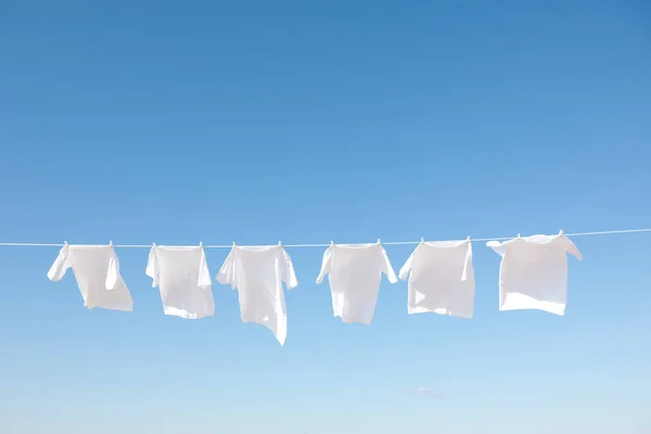 Чистая Белая Одежда Высыхает Голубом Небе — стоковое фото