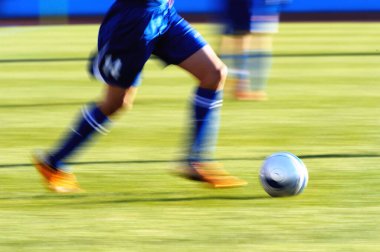 Spor giyim sektöründe futbol oynayan insanların bacakları.                 