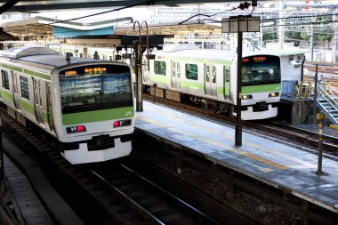 Parlak ışık, demiryolunun kentsel Japonya 'daki dış yüzeyinin yararlı ve işlevsel tasarımını vurguluyor