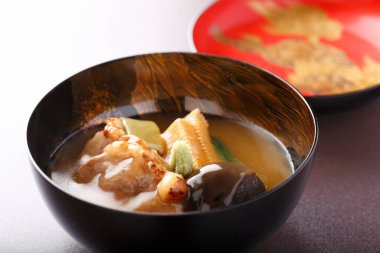 Japon mutfağı. Arka planda balık çorbası