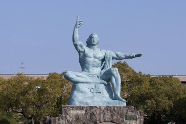 Japonya 'nın Nagasaki kentindeki Barış Parkı' nda bulunan Barış Heykeli, heykeltıraş Seibo Kitamura tarafından 9 Ağustos 1945 'teki atom bombasının kurbanları anısına 1955' te yapılmıştır..