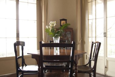 Modern dekora ve geniş kapsamlı sofistike duygulara odaklan..