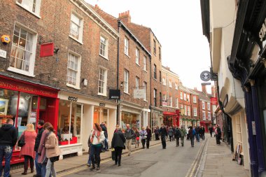 York, İngiltere, Birleşik Krallık boyunca yürüyen insanlar 