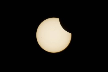 Karanlık arkaplanda güneş tutulmasının güzel manzarası                    