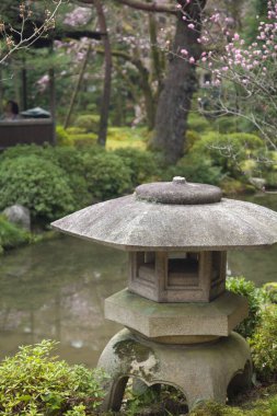 Isodoro, Japon bahçesinde taş fener.