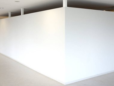 Büyük beyaz duvarlı boş iç boşluk