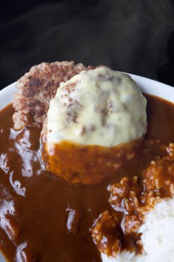 Köri soslu, pirzola ve haşlanmış pirinçli bir mutfak fotoğrafı. 