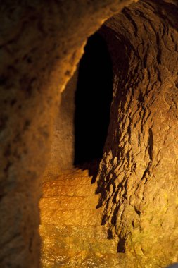 Eski taş tüneli ve basamakları olan yeraltı geçidi