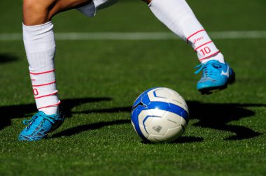 Spor giyim sektöründe futbol oynayan insanların bacakları.                 