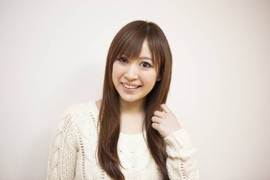 Beyaz arka plan üzerinde güzel genç Asyalı kadın portresi