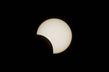 Karanlık arkaplanda güneş tutulmasının güzel manzarası                    