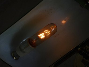 Işıldayan vintage nixie tüpü metal yüzeyde iki numarayı gösteriyor.