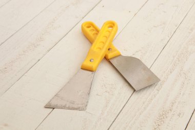 Ahşap masadaki inşaat aletleri seti, yakın plan.   