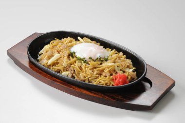 Tavuk ve sebzeli bir kase pilav.