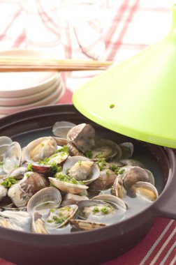 Lezzetli Asya yemekleri ve haşlanmış midye manzarası.