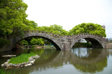 Yeşil Park 'ta nehir üzerindeki köprü.