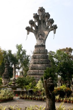 Yıllanmış sanat eserleri Japonya 'da yaz ortasında gökyüzünün altında zarif bir şekilde duruyor.. 