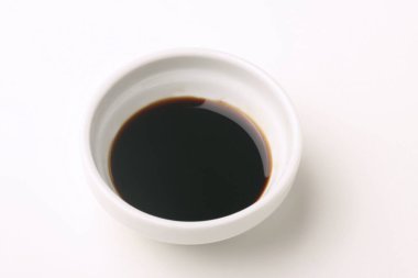 beyaz zemin üzerine kahve