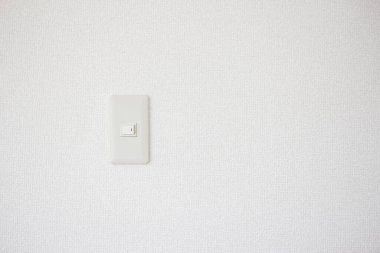 Duvarda beyaz elektrik prizi var. beyaz duvar arkaplanı, boşluğu kopyala