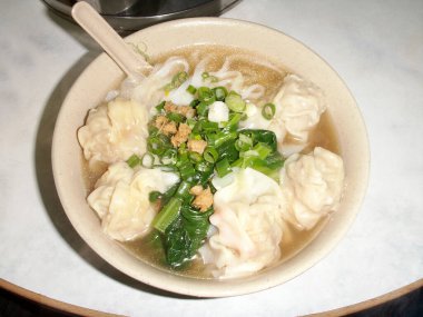 Asya yemeği, mantı ve sebzeli çorba.