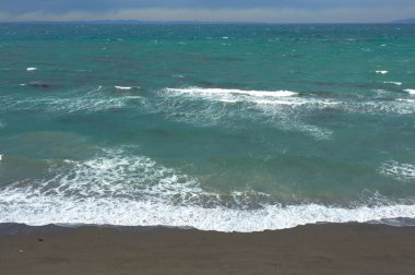 Güzel deniz manzarası ve dalgalar.      
