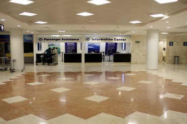 Havaalanı terminalinin iç görünümü, seyahat kavramı