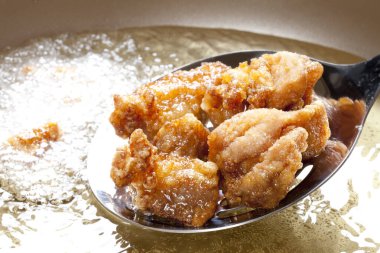 Kızarmış tavuğun yakın görüntüsü  