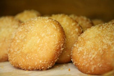 Fırında taze tatlı var. Yakın çekim.