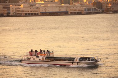 Günbatımında denizde bir gemi gezisi. 