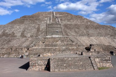 Güneş Piramidi, Teotihuacan 'daki en büyük ve Mezoamerika' daki en büyük binalardan biridir.. 