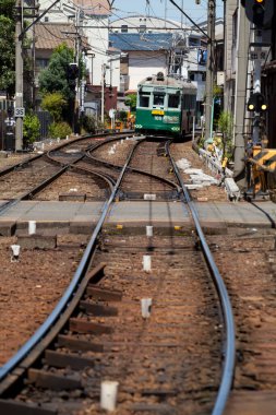 # Gün boyunca şehirde eski yeşil tramvay # 