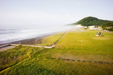 Sahil ve deniz manzarası.