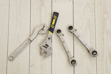 Ahşap masadaki inşaat aletleri seti, yakın plan.   