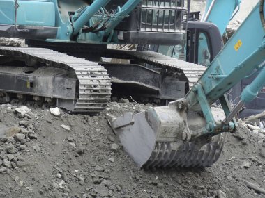 İnşaat alanında çalışan kazıcının görüntüsü