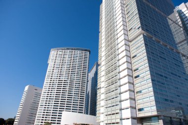 Güneşli bir günde güzel, modern şehir manzarası, şehir arkaplanı