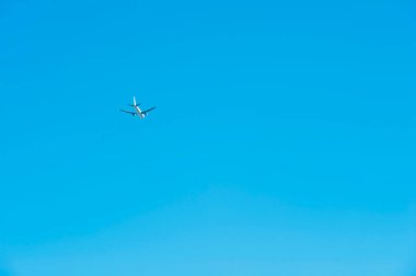 Gökyüzünde uçan bir uçak