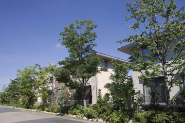 modern konut binaları ve mavi gökyüzü 