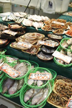 Japonya 'da pazarda taze deniz ürünleri ve deniz ürünleri