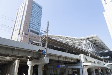 Tren istasyonu şehir gökdelenlerini kuşatmıştı.