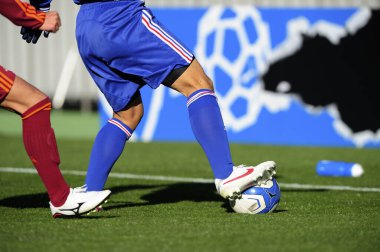 Spor giyim sektöründe futbol oyuncularının bacakları çimlerin üzerinde top oynuyorlar.                 