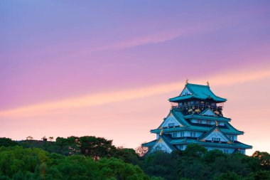 Osaka Şatosu 'nda güzel bir mimari. Gün batımında Japonya.