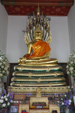 Bangkok, Tayland 'daki Wat Arun Tapınağı' nda altın Buda heykelleri