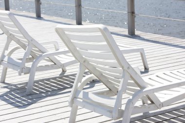 Beyaz güneşli boş yüzme havuzu