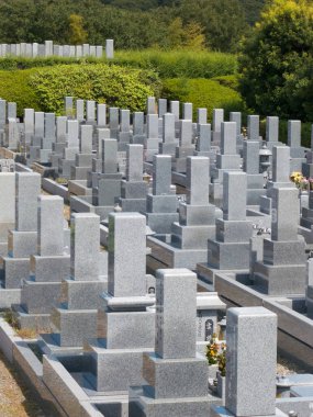 Mezarlıkta taş mezarlar, hafıza ve din kavramı