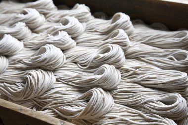 Tahtada ev yapımı çiğ erişte. Asya mutfağı. Kapat. yiyecek